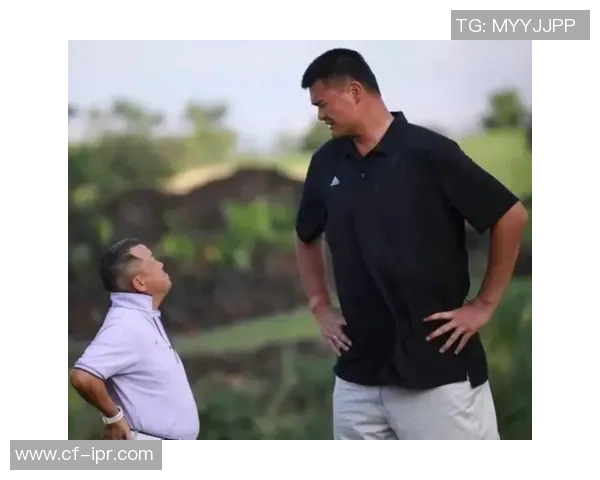姚明与老虎亲密合影展现人与自然和谐共生的美好瞬间